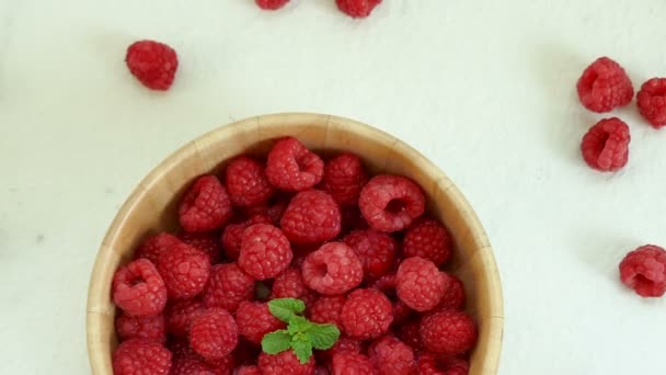 Frische Himbeere Kleiner Holzschüssel — Stockvideo