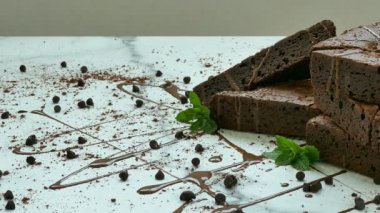 nane yaprakları ile lezzetli çikolatalı browni kek 
