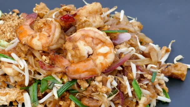 Delicioso Pad Tailandês Com Camarões Comida Tradicional Asiática — Vídeo de Stock