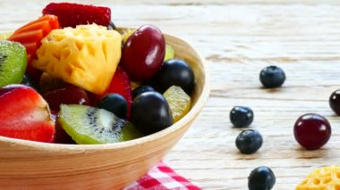 çeşitli olgunlaşmış meyve ve çilek rustik masada ahşap kase 