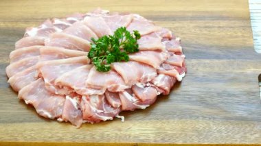 ahşap kesme tahtası üzerinde taze çiğ domuz eti dilim 
