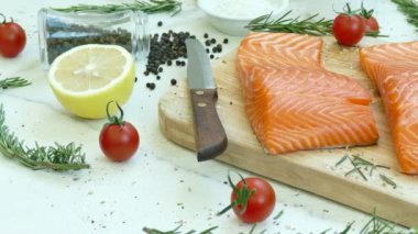 yemek pişirmek için malzemelerle taze Çiğ somon fileto