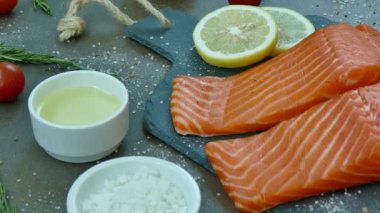 yemek pişirmek için malzemelerle taze Çiğ somon fileto