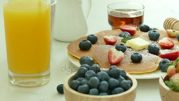 Deliziosa Colazione Con Pancake Bacche Fresche Succo Frutta — Video Stock