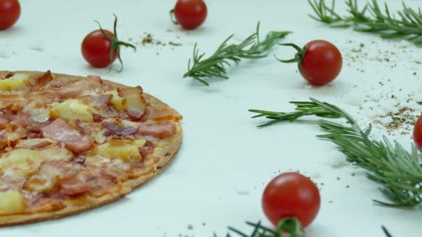 Deliziosa pizza con cipolla — Video Stock