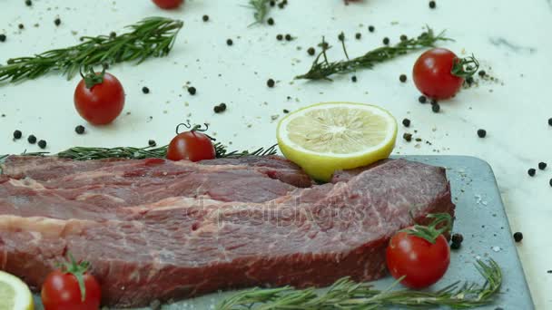 Filete Fresco Carne Cruda Con Especias Para Cocinar — Vídeos de Stock