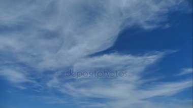 mavi gökyüzünde güzel bulutlar video 