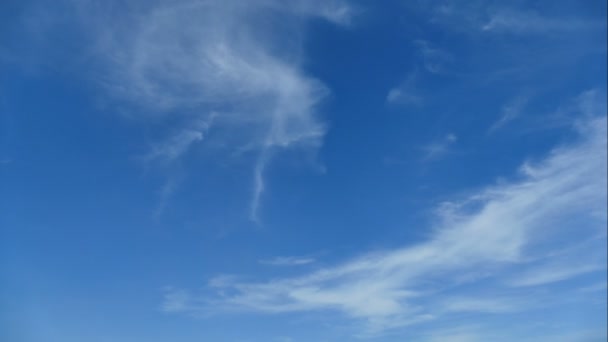 Βίντεο Της Όμορφα Σύννεφα Στον Καταγάλανο Ουρανό — Αρχείο Βίντεο
