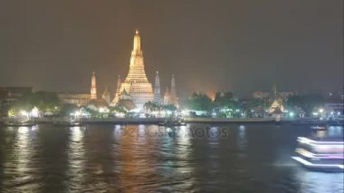 Bangkok, Tayland, Chao Phraya Nehri Thonburi Batı kıyısında Wat Arun Ratchawararam Ratchawaramahawihan Budist tapınağı akşam aydınlatma