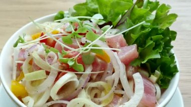 lezzetli somon ve ton balığı salatası, video 