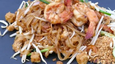lezzetli Pad thai karides ile geleneksel Asya gıda 