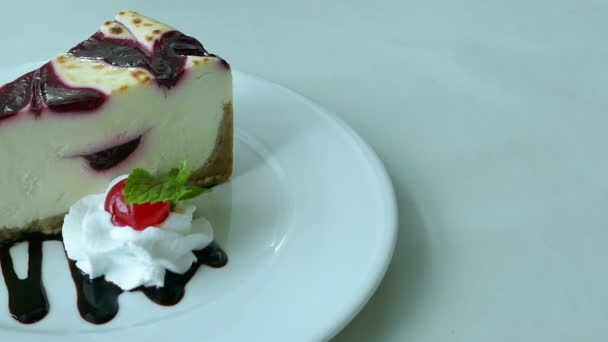 Heerlijke Kersen Cheesecake Witte Plaat — Stockvideo