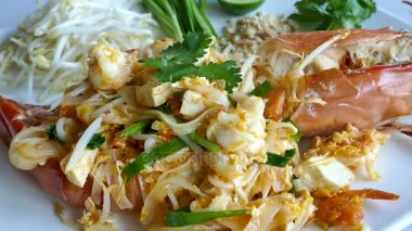 lezzetli Pad thai karides ile geleneksel Asya gıda 