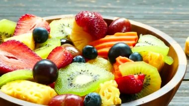 çeşitli olgunlaşmış meyve ve çilek rustik masada ahşap kase 