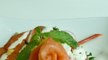 taze sebze ile lezzetli füme somon salata