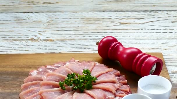 Trozos Carne Fresca Cerdo Cruda Una Tabla Cortar Madera — Vídeo de stock