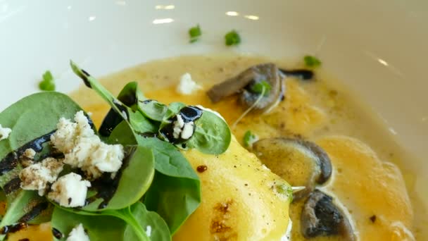 美味的鸡蛋本尼迪克特与 Musrooms 在白色的盘子 — 图库视频影像