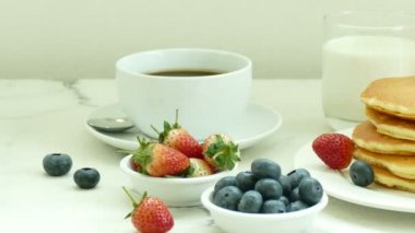 krep, taze meyve, kahve ve meyve suyu ile lezzetli breakfast