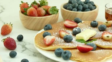 tereyağı ve taze çilek beyaz plaka ile lezzetli gözleme 