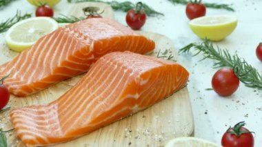 yemek pişirmek için malzemelerle taze Çiğ somon fileto