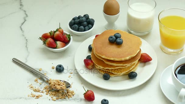 Delicioso Desayuno Con Tortitas Bayas Frescas Café Jugo — Vídeo de stock