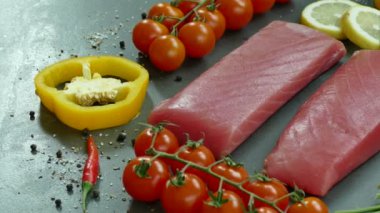 yemek pişirmek için malzemelerle çiğ ton balığı filetosu 