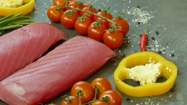 Rohes Thunfischfilet Mit Zutaten Zum Kochen — Stockvideo
