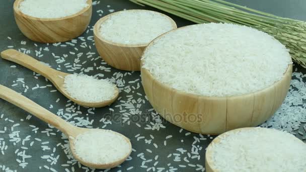 Surowy Ryż Drewniane Miski Łyżki Wideo — Wideo stockowe