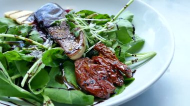 lezzetli ciğeri biftek sosu ve ruccola 