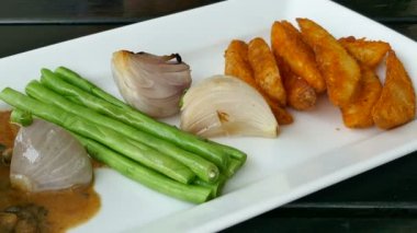 lezzetli taze ızgara sığır eti biftek kuşkonmaz ve patates ile