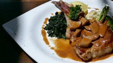 Beyaz tabak sebze ile lezzetli kuzu pirzolası biftek 