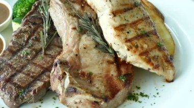 lezzetli karışık barbekü et: sığır eti, domuz eti ve tavuk, video 