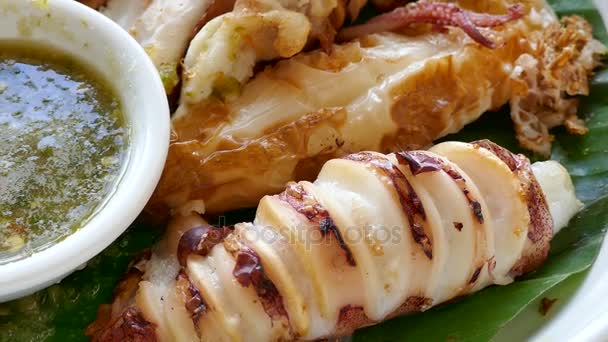 Deliciosos Calamares Parrilla Con Salsa Manjar Mariscos — Vídeo de stock