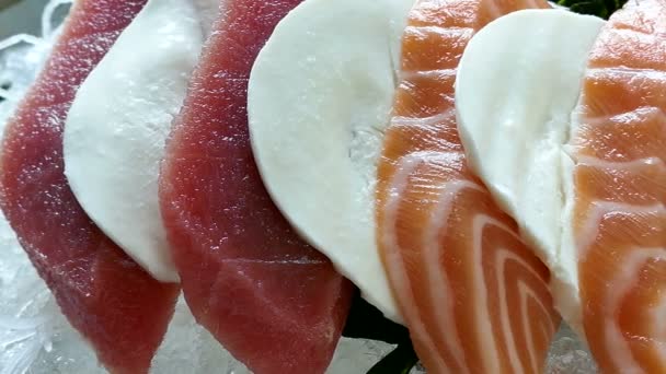 Lezzetli Çiğ Taze Sashimi Geleneksel Japon Yemekleri — Stok video