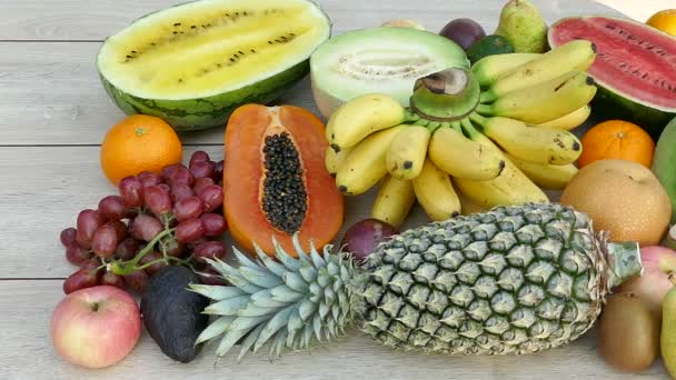 Deliciosas Frutas Tropicales Variadas Mesa Madera — Vídeos de Stock