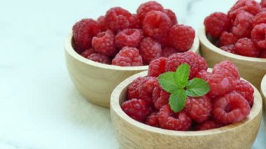 Küçük ahşap kase taze ahududu 