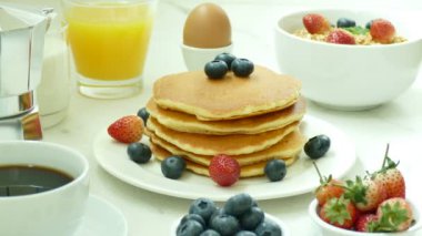 krep, taze meyve, kahve ve yulaf lapası ile lezzetli breakfast