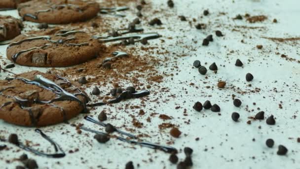 Deliciosos Biscoitos Caseiros Com Gotas Chocolate Fundo Branco — Vídeo de Stock