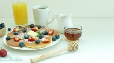 tereyağı ve taze çilek beyaz plaka ile lezzetli gözleme 
