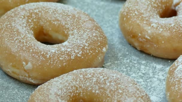 Süße Hausgemachte Donuts Mit Puderzucker Obendrauf — Stockvideo