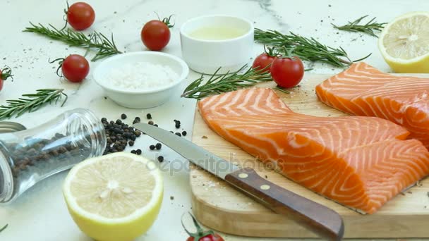 Filete Fresco Salmón Crudo Con Ingredientes Para Cocinar — Vídeo de stock