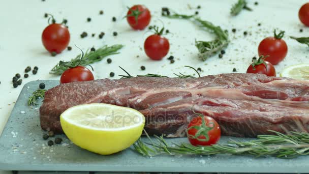 Frisches Rohes Rindersteak Mit Gewürzen Zum Kochen — Stockvideo