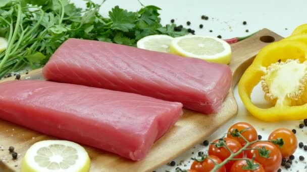 Rauwe Tonijn Filet Met Ingrediënten Voor Het Koken — Stockvideo