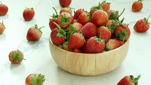 小木碗鲜草莓 — 图库视频影像