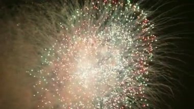 Kasvetli gece gökyüzünde parlayan 4k 'lık altın havai fişek videosu