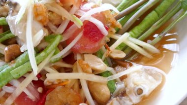 Thai usulü Som Tum, lezzetli deniz ürünleri karides ve beyaz tabak içinde taze sebze salatası 