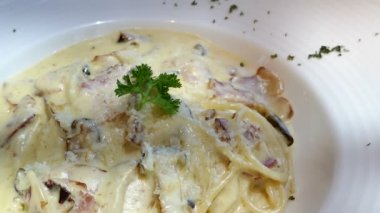 leziz spagetti carbonara gevrek domuz pastırması ile 