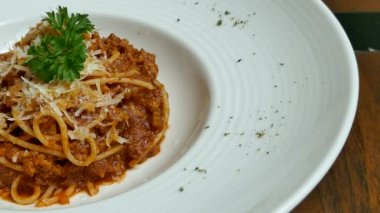 Bolognese makarna tavuk beyaz plaka ile