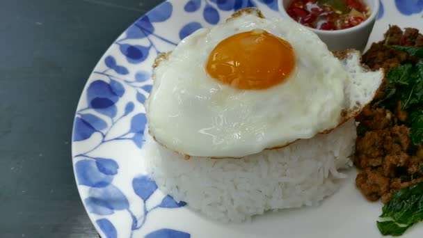 Lezzetli Domuz Fesleğen Yaprağı Pirinç Yumurta Ile Tavada Kızartılmış — Stok video