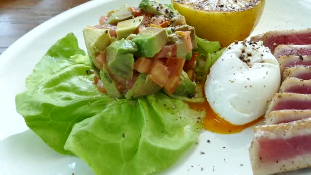 Deliziosa Insalata Tonno Alla Griglia Con Verdure Fresche Video — Video Stock